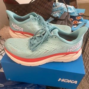 Hoka One One Clifton 8